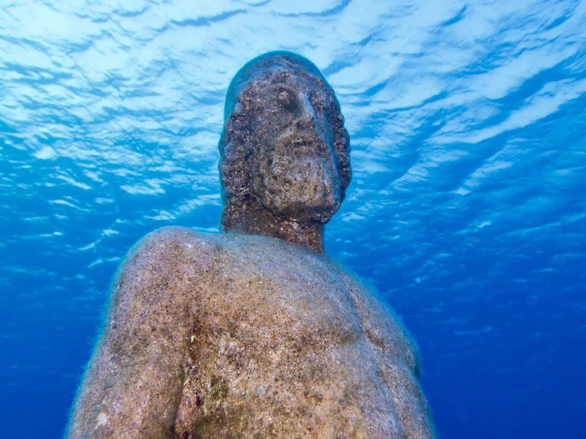 statue poseidon