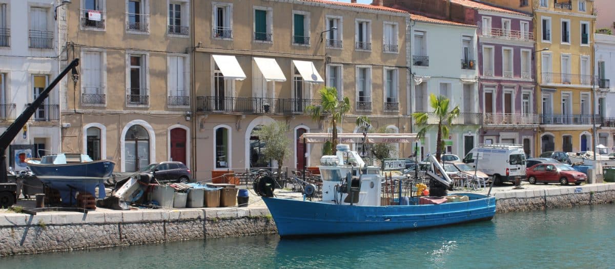 découvrez la richesse de la gastronomie à sète, une ville du sud de la france réputée pour ses spécialités culinaires maritimes, ses marchés colorés et ses restaurants authentiques. plongez dans un voyage sensoriel au cœur des saveurs locales, entre fruits de mer frais et plats typiques du terroir.