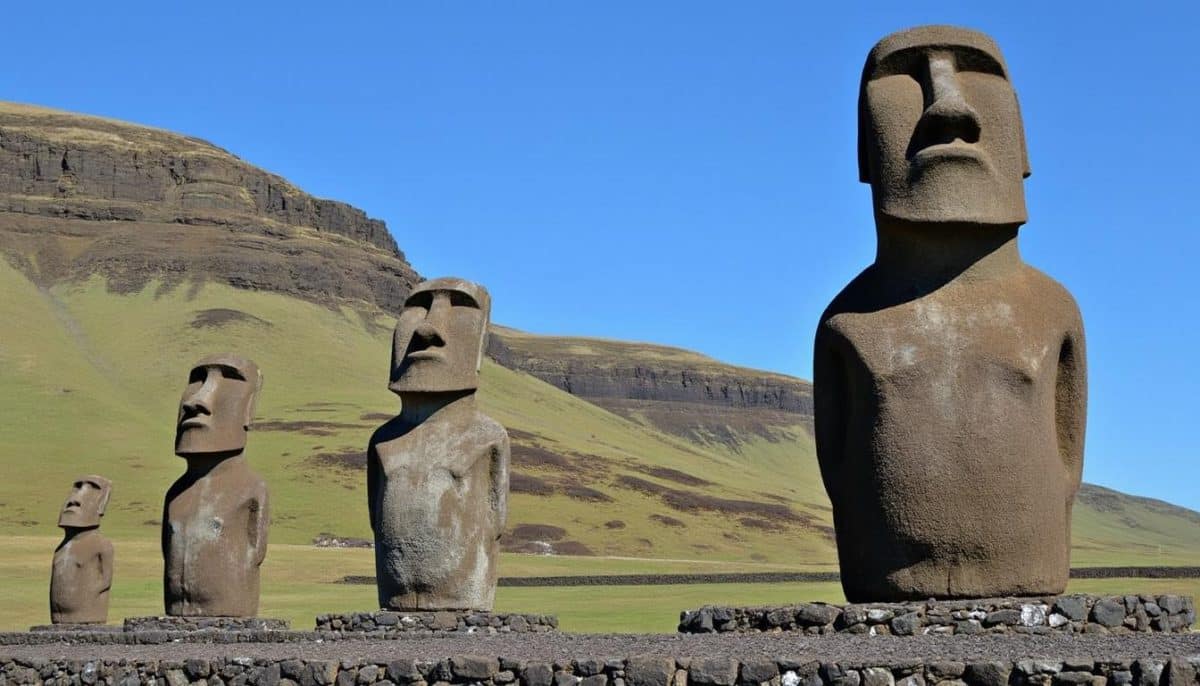 explorez les énigmes fascinantes des géants de l'île de pâques, les impressionnantes statues moaï, et plongez dans l'histoire et la culture de cette destination unique.